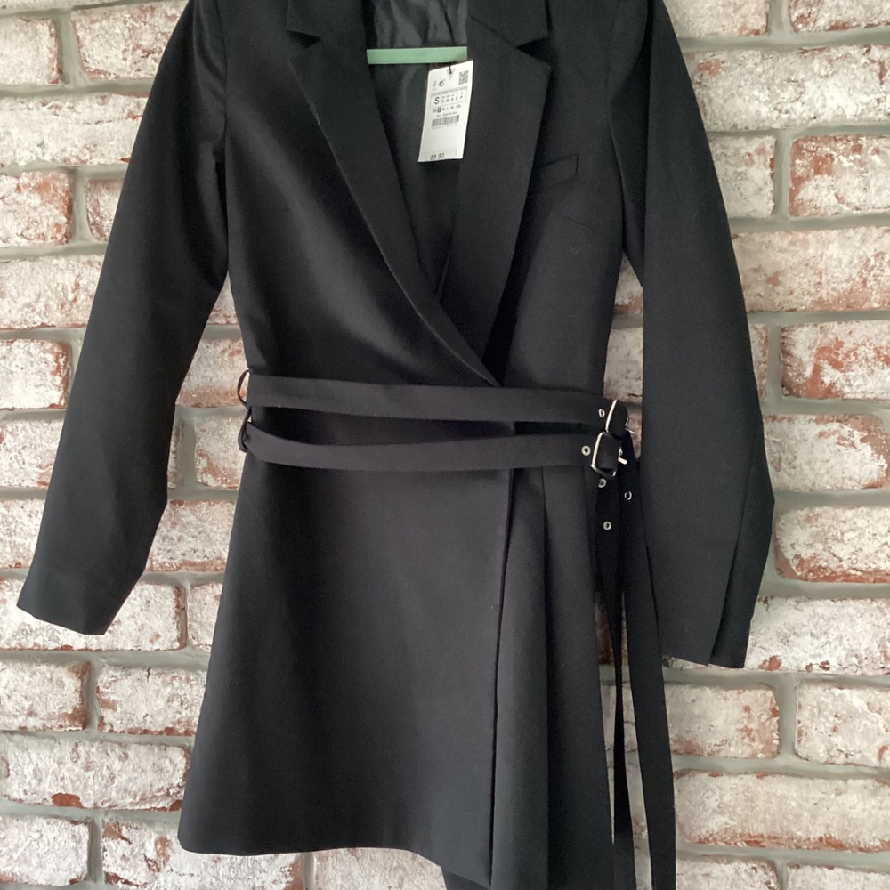 Woman’s black dress shirt/jacket - Picture 2 of 6